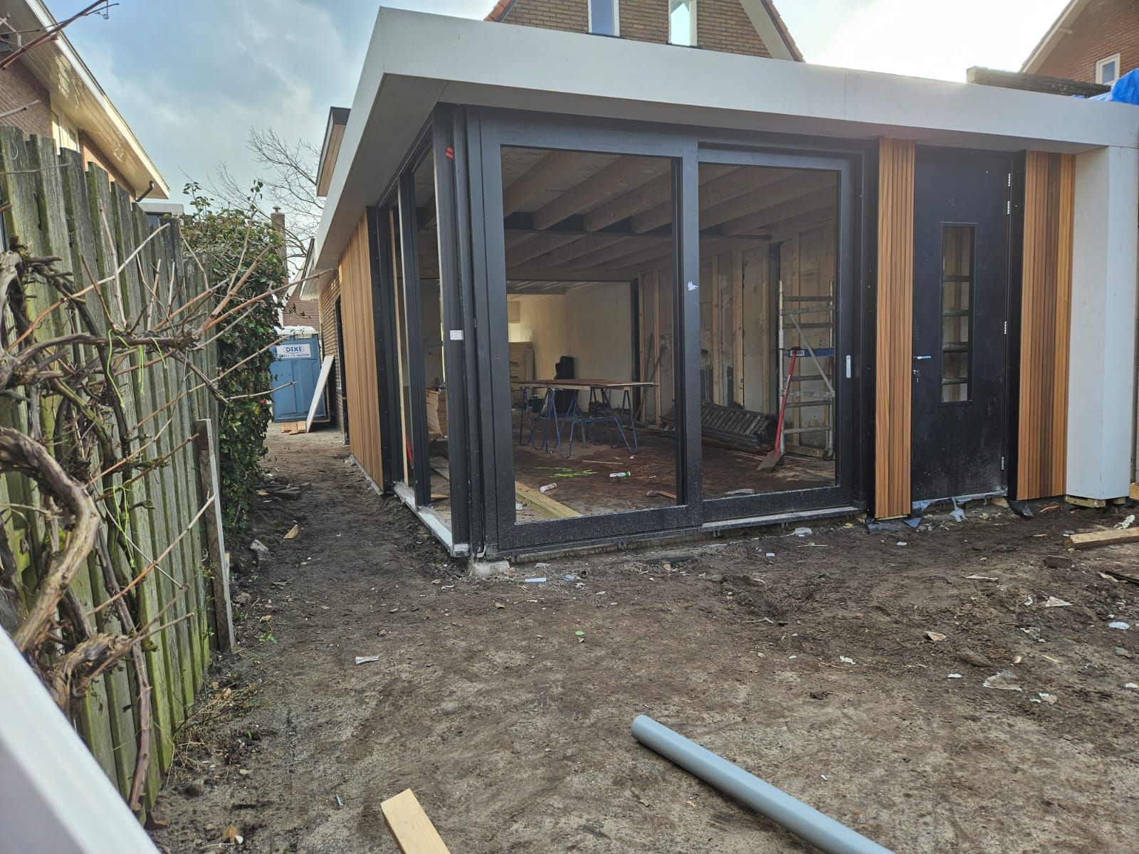 Gerenoveerde aanbouw grote ramen. Moderne uitbouw verbouwing woning.