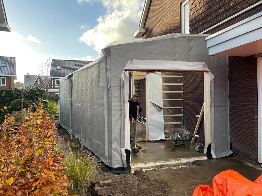 Aanbouw in constructie met kunststof bescherming. Woninguitbouw en bouwwerk in voorbereiding.