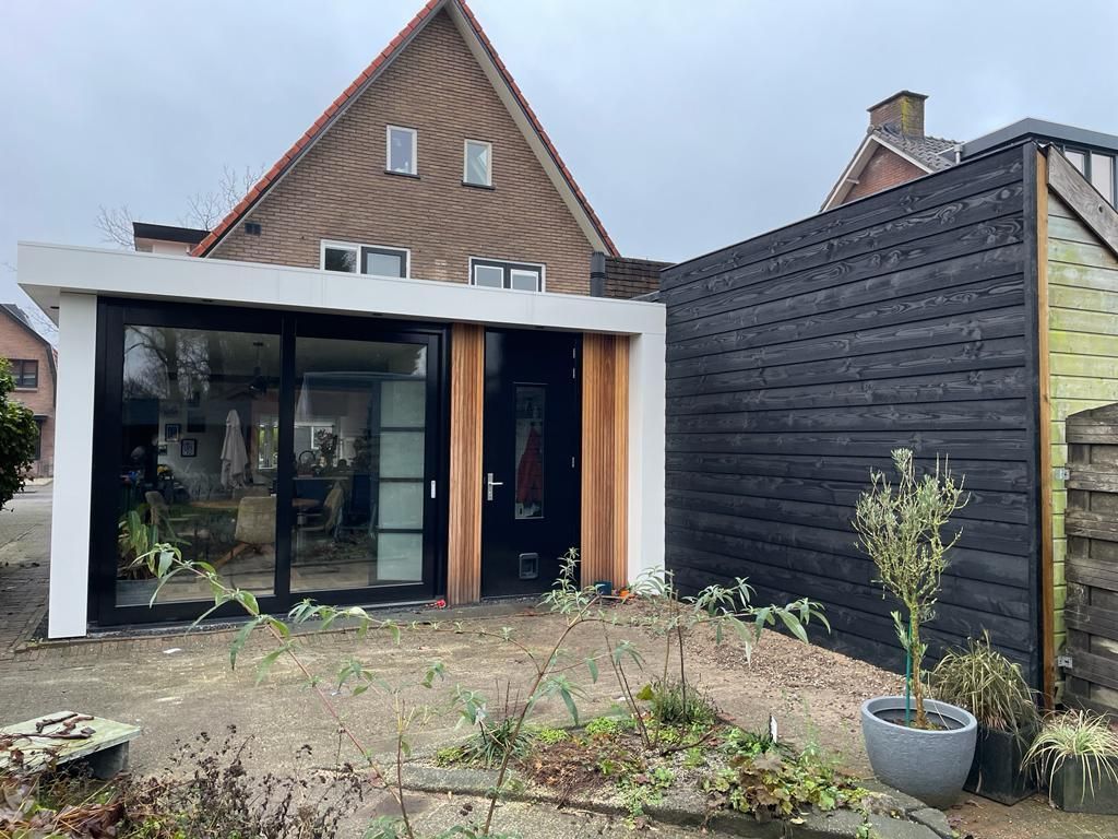 Gerenoveerde buitengevel. Verbouwing uitbreiding houten scheidingswand.