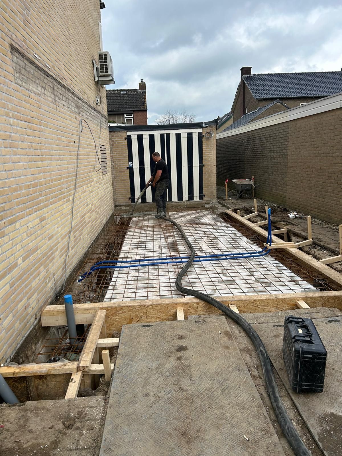 Tuinhuis poort modern design. Tuinaanbouw verbouwing houten constructie