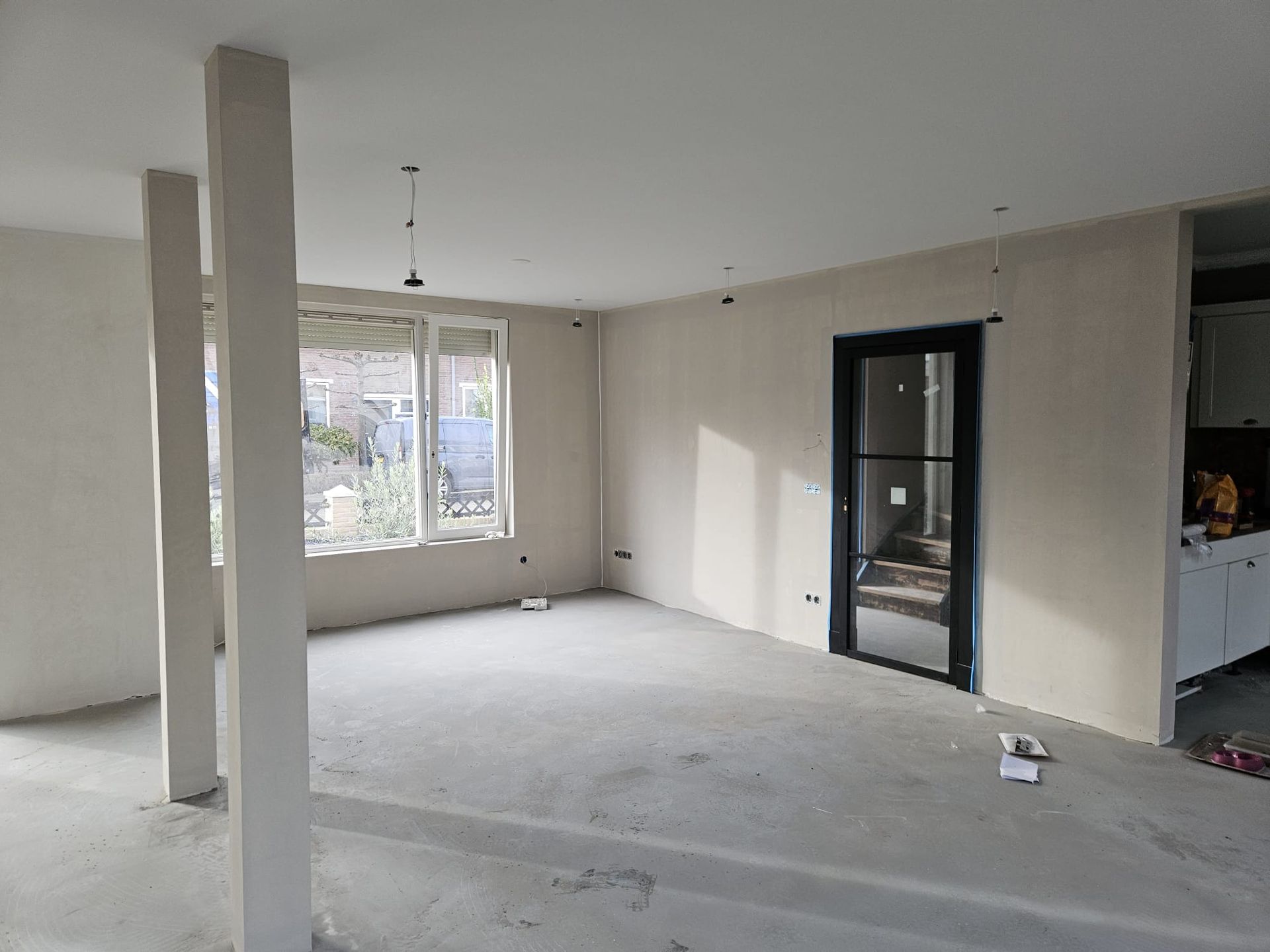 Interieurverbouwing open plan. Moderne woonruimte renovatie kolommen