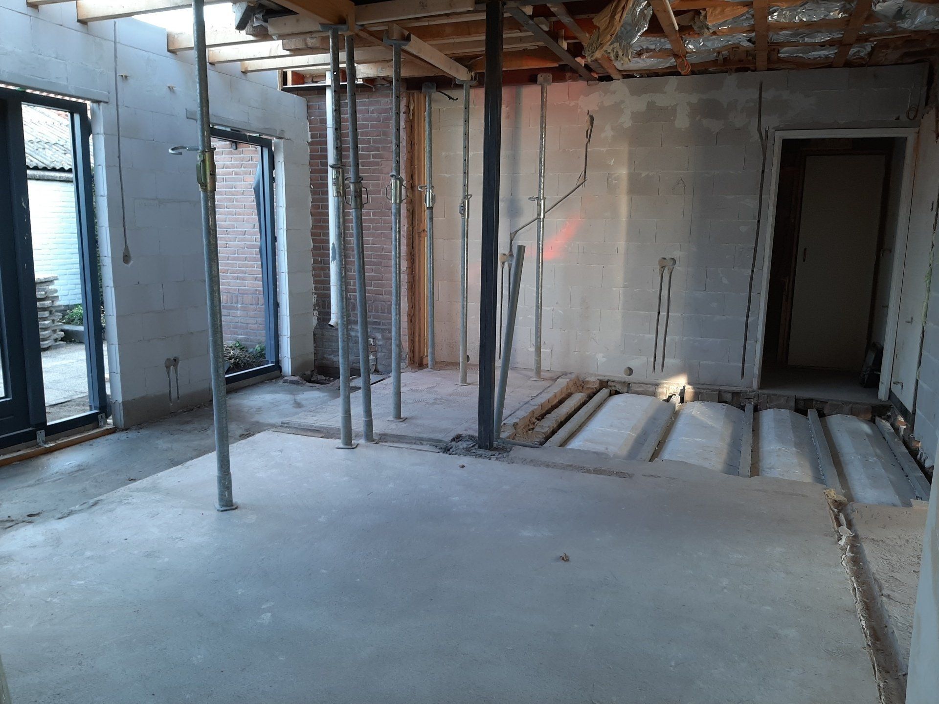 Lege bouwlocatie voor woningverbouwing. Interieur renovatie in uitvoering.