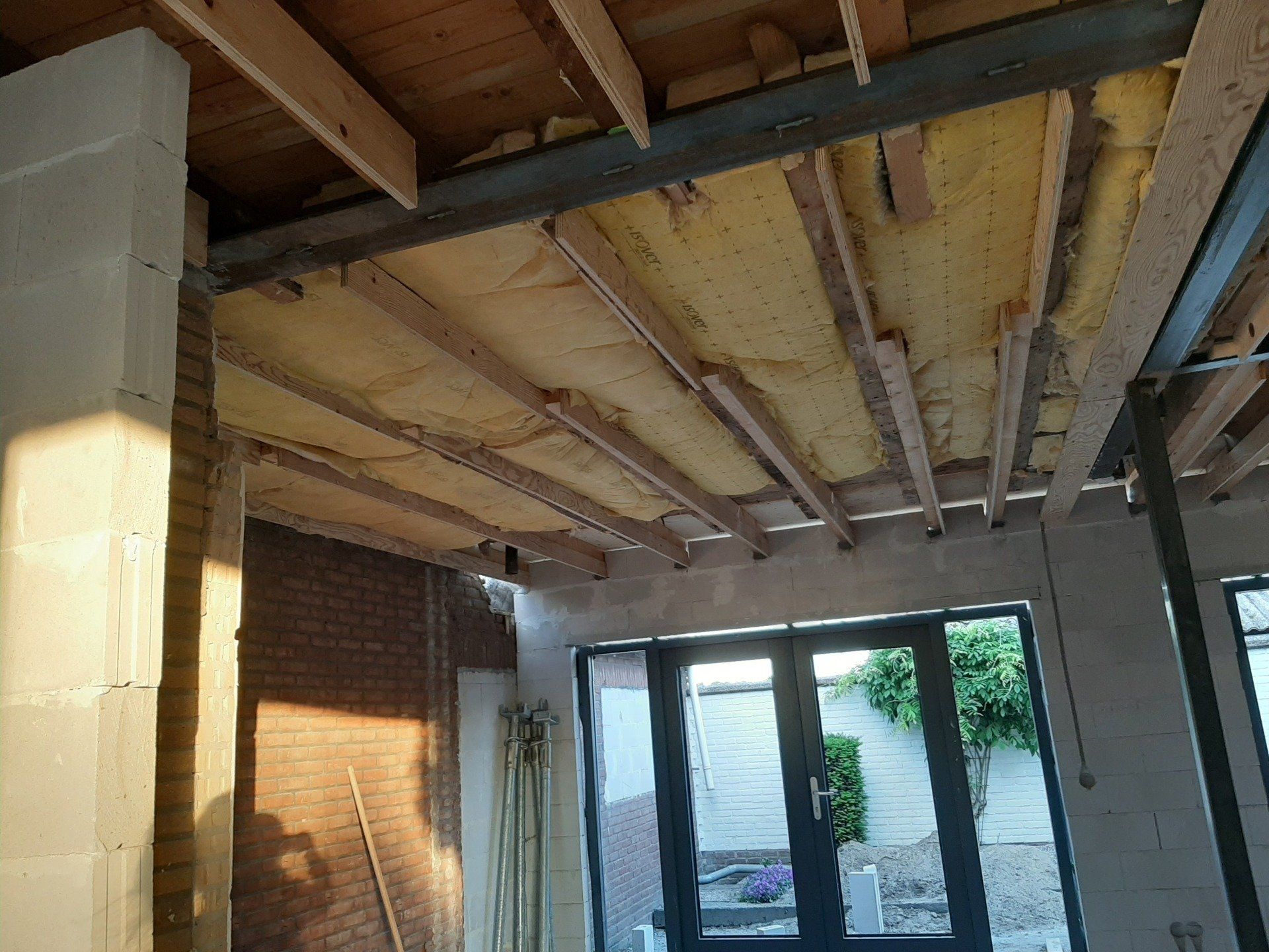 Houten balkenstructuur en dakisolatie. Dakwerk en dakconstructie verbouwing.