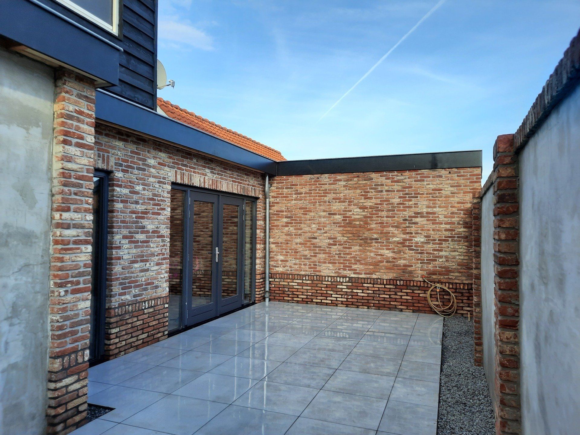 Bakstenen patio moderne deur modern. Terras voorkant renovatie