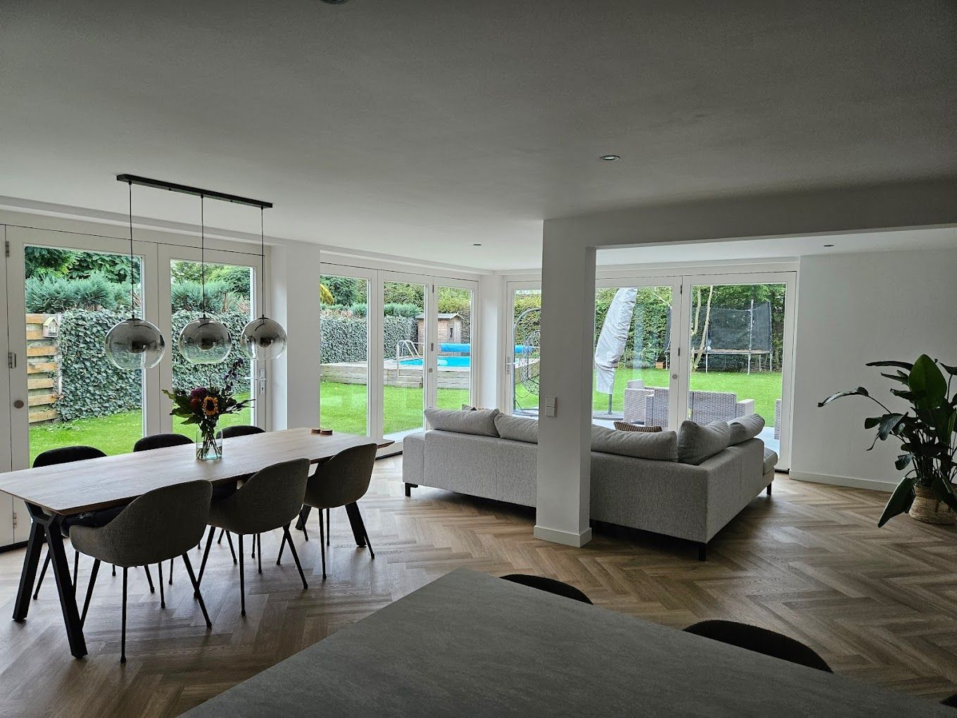 Eetkamer verandaverbouwing glas. Moderne woningverbouwing schuifpui