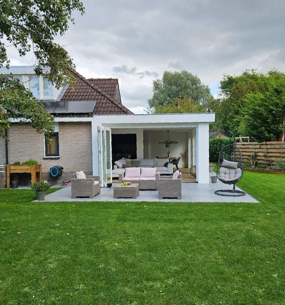 Verandaaanbouw tuingevel. Woninguitbreiding moderne glaswerk
