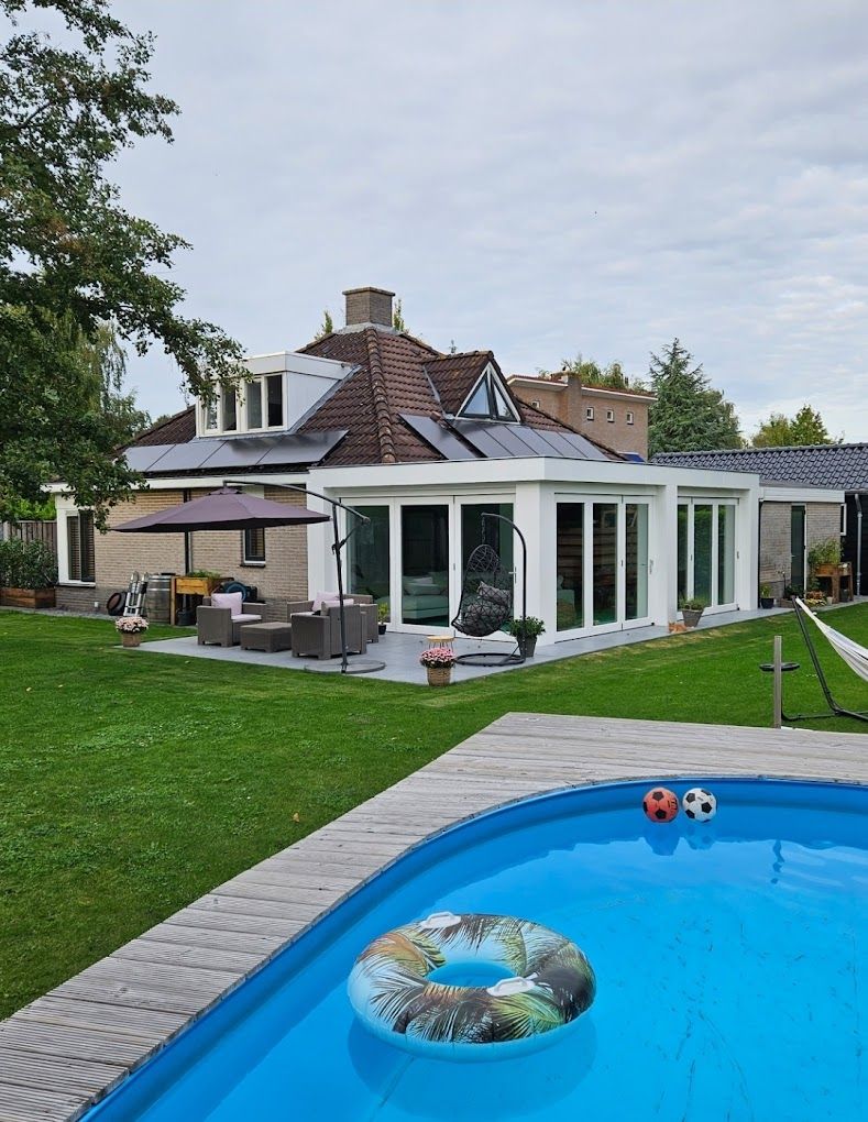 Verandaaanbouw dakstructuur. Woning moderne uitbreiding glas