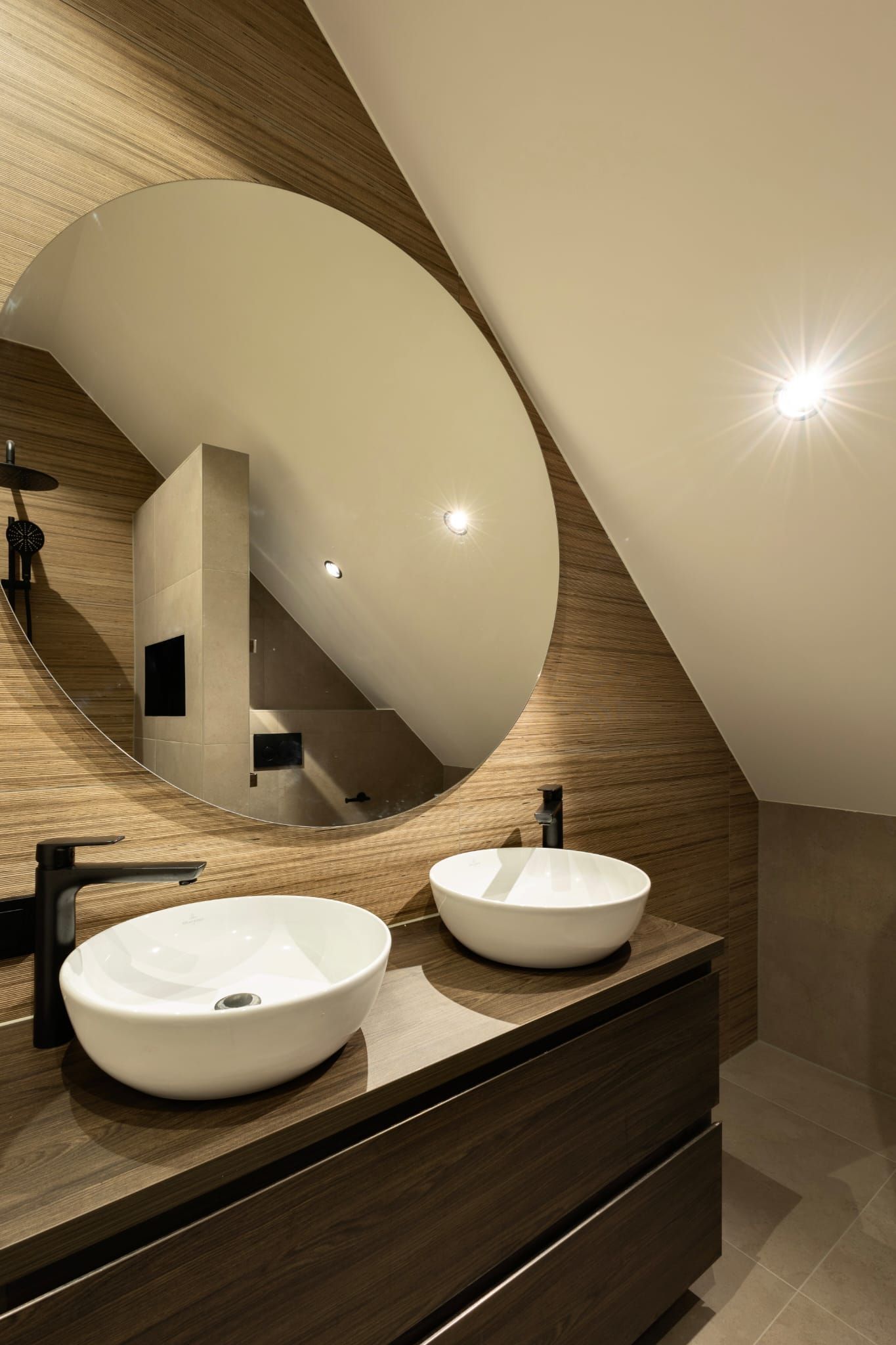 Interieur plafond met houten accenten en spots. Aannemer verbouwing binnenwerk woning.