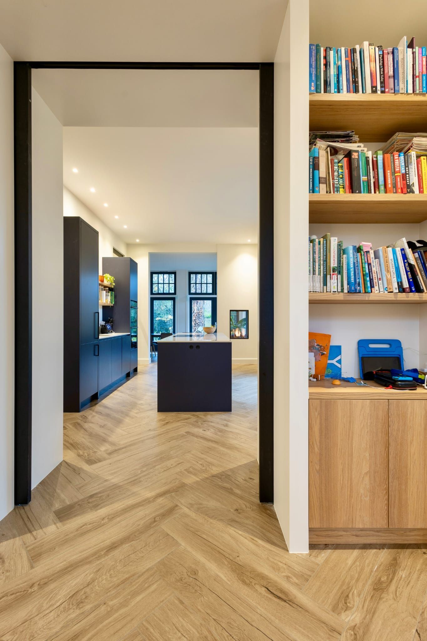 Open spiegel zwart raamwerk. Interieur moderne renovatie