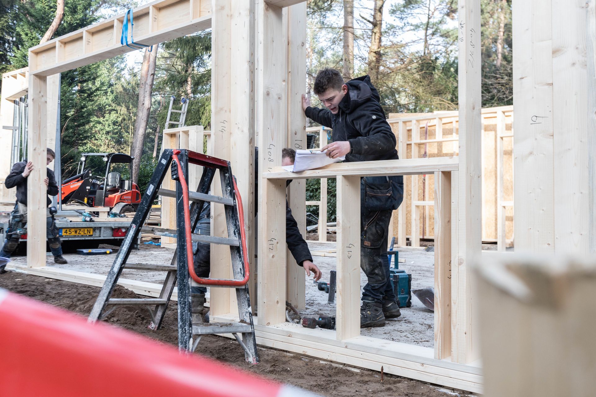 Houten tuinhuis in aanbouw. Renovatie en verbouwing van woning.