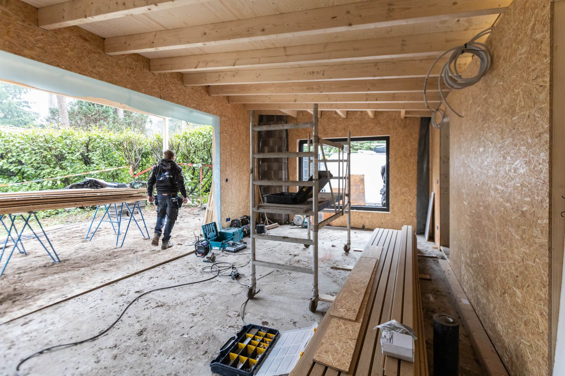 Interieur in aanbouw voor renovatie van woonruimte. MDF afwerking werkzaamheden.