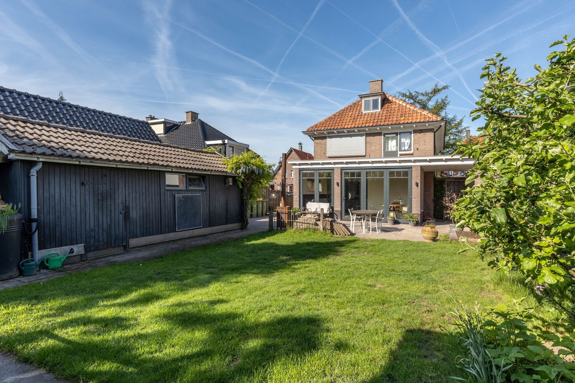 Woning met aanbouw gezien vanuit de tuin – renovatie en uitbouw Lunteren