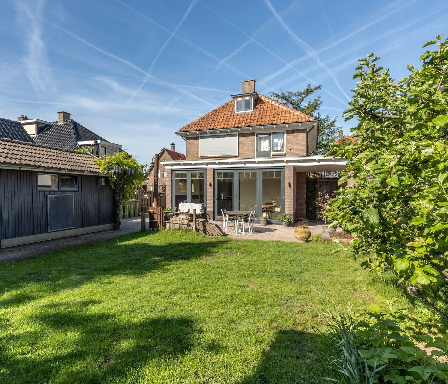 Woning terras modern pergola. Patio overkapping tuinaanbouw. Renovatie verbouwing.
