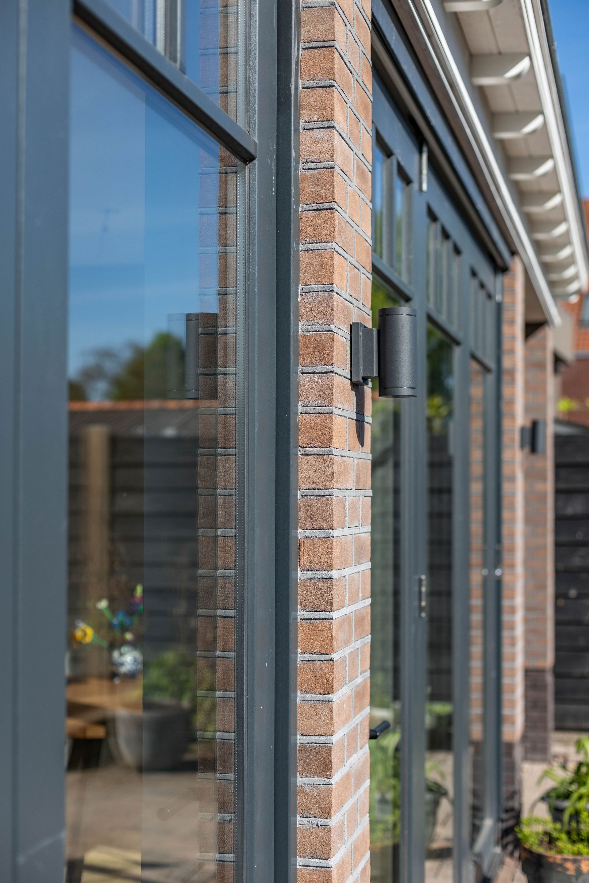 Detailfoto stalen ramen en metselwerk aanbouw