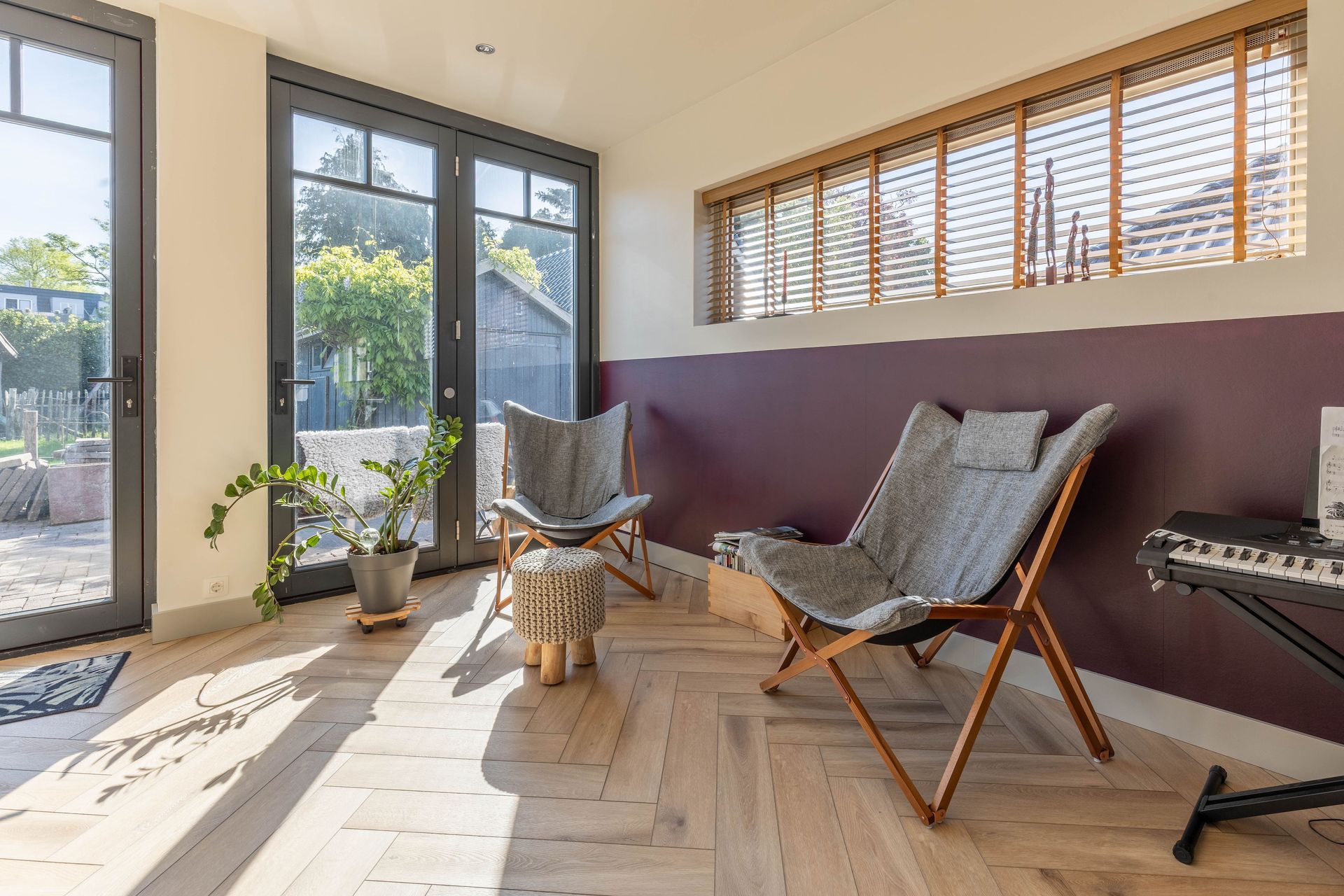 Interieur aanbouw met visgraatvloer en tuindeuren
