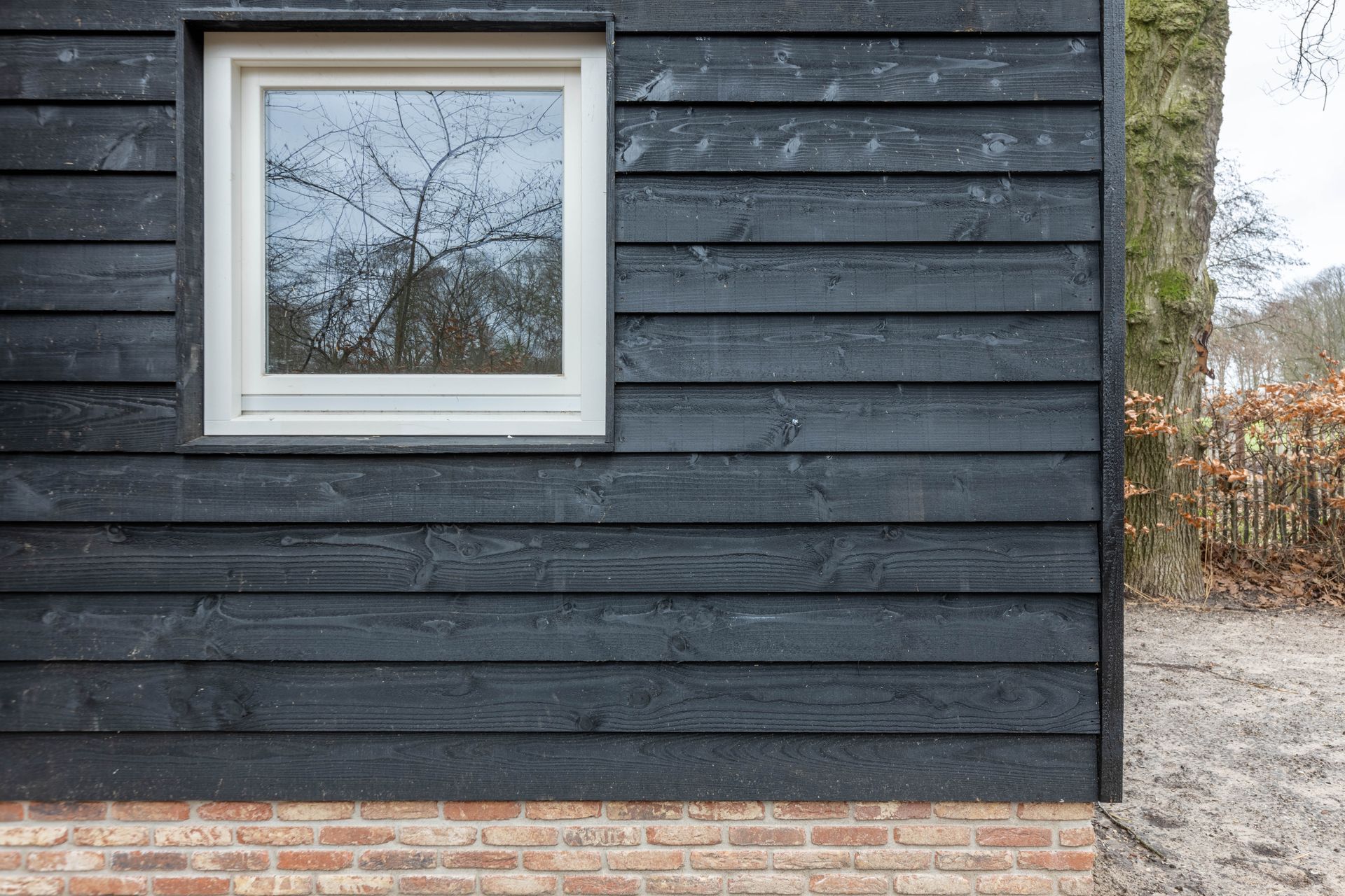 Zwarte houten gevelbekleding nieuwbouw bijgebouw