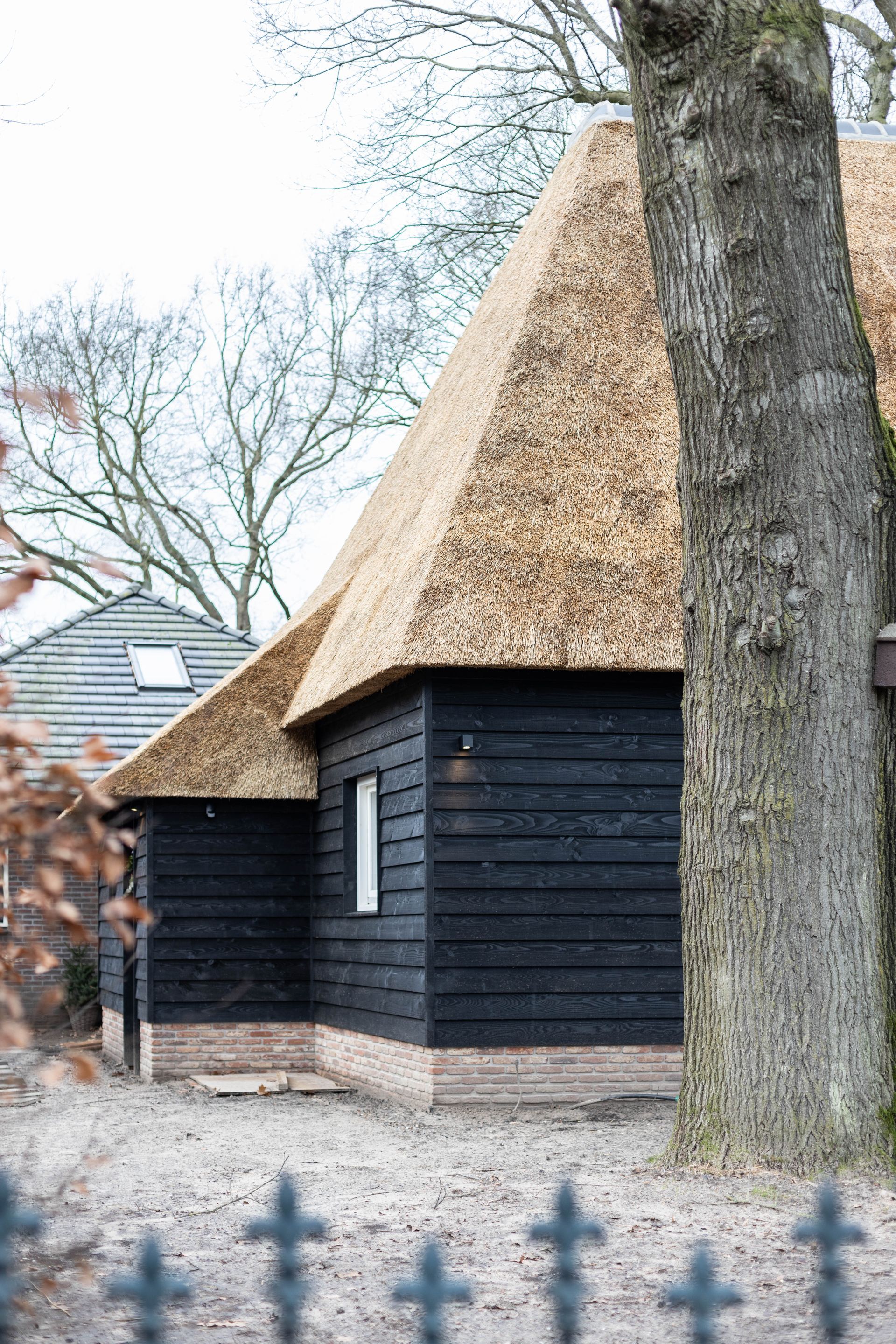 Rieten dak detail traditioneel. Dakdekking renovatie