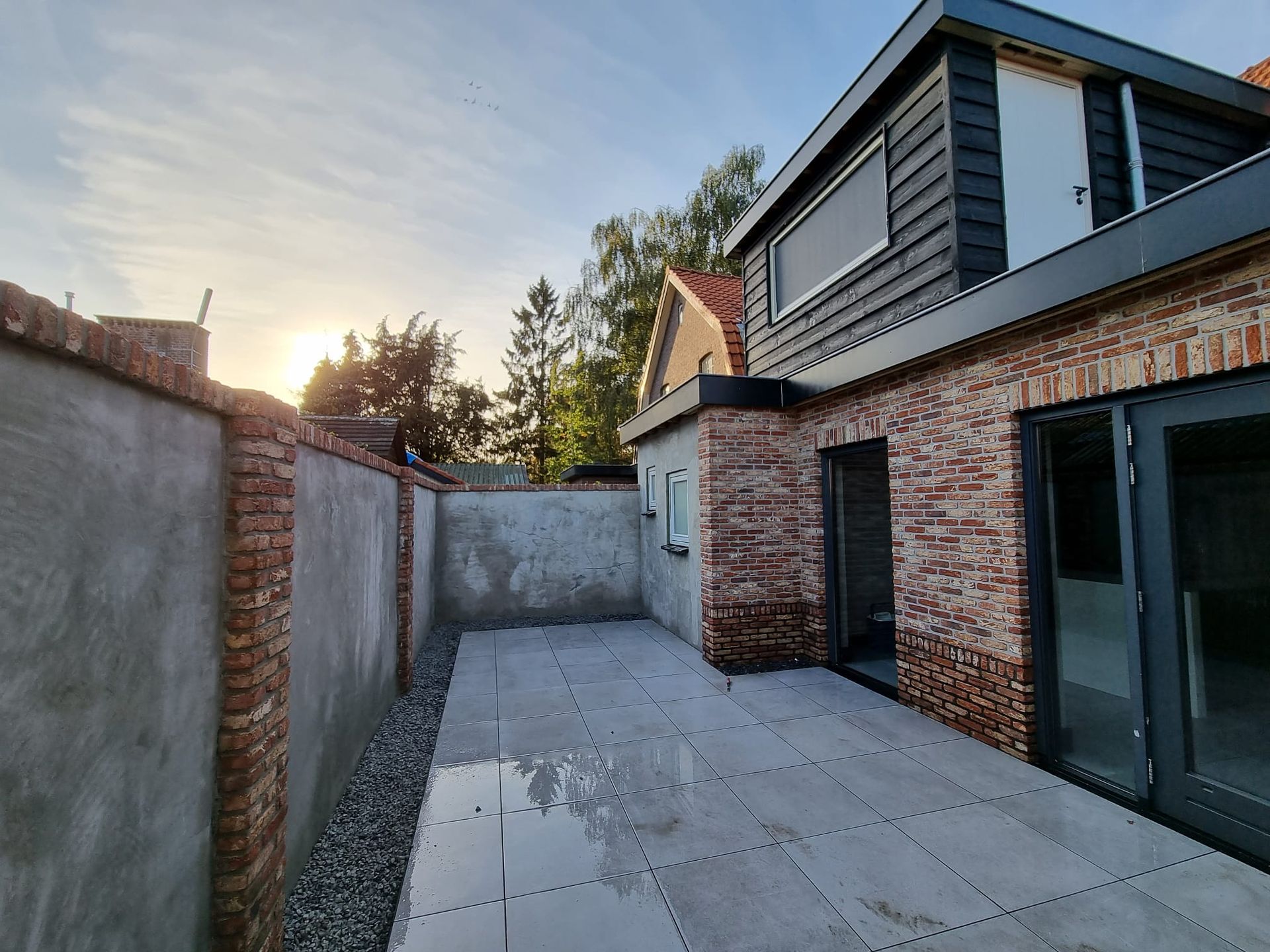 Modern patio bakstenen huis donker deur. Tuinkamer renovatie
