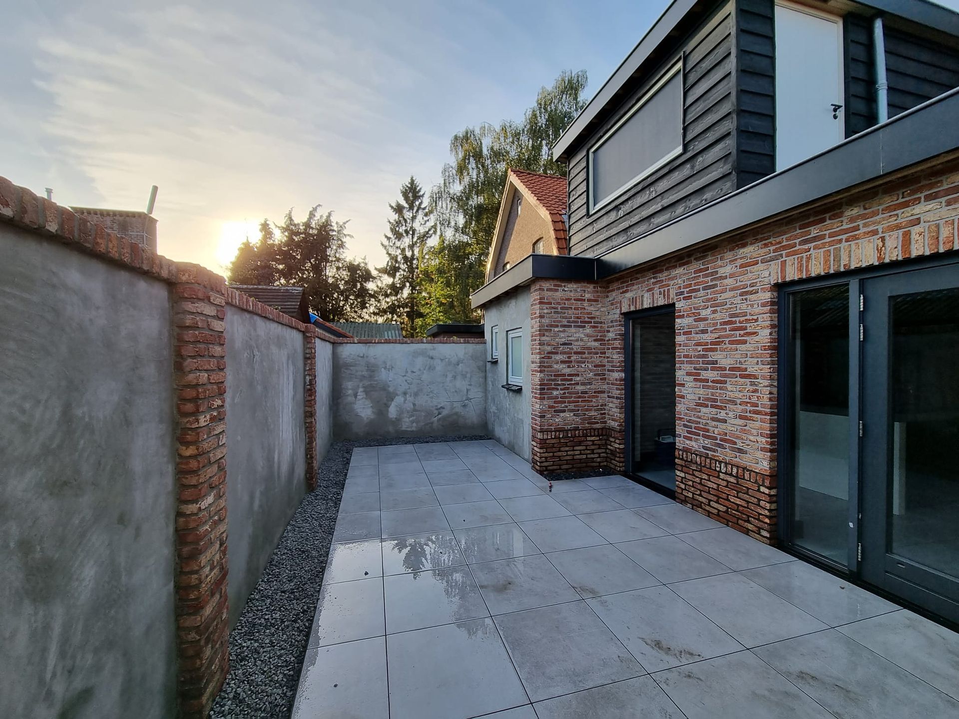 Gerenoveerde woning met aanbouw en terras 