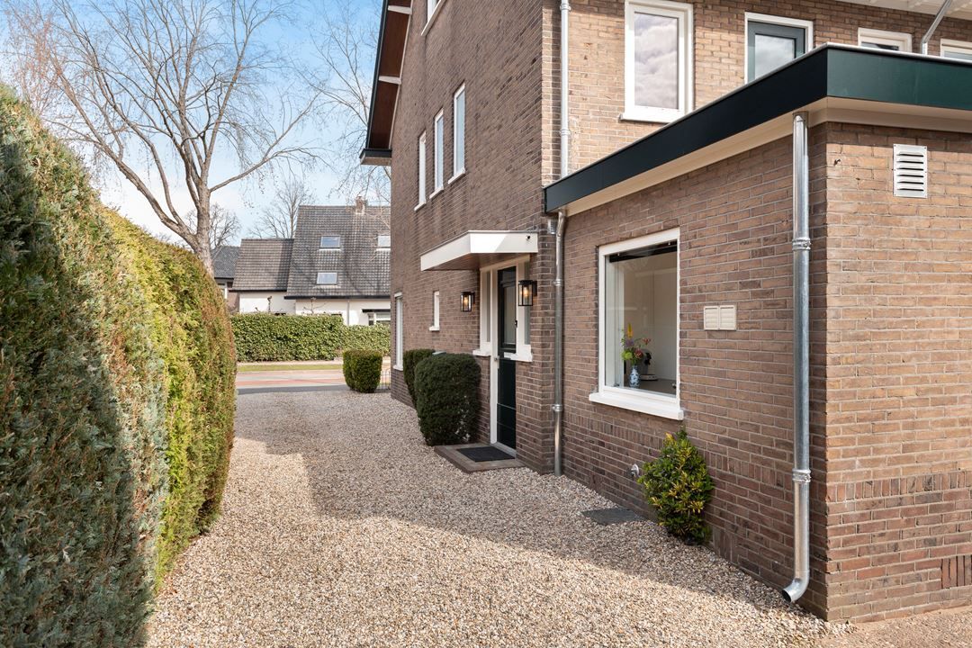 Voorgevel gerenoveerde woning 