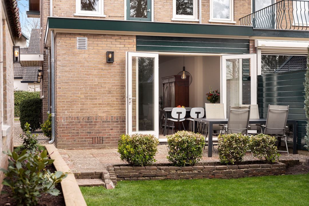 Bakstenen aanbouw terras glas. Moderne schuifdeuren patio. Uitbouw verbouwing.