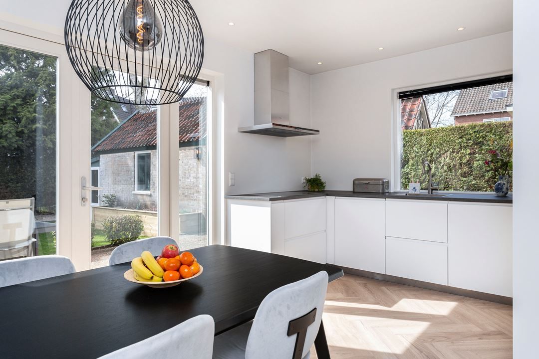 Keuken en eetkamer na verbouwing van woning 
