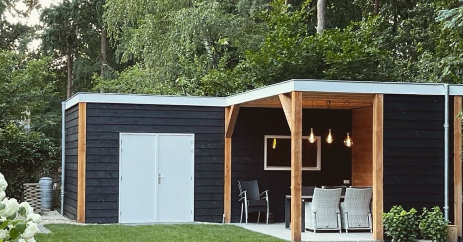 Donker tuinhuisje met houten veranda. aanbouw tuin.