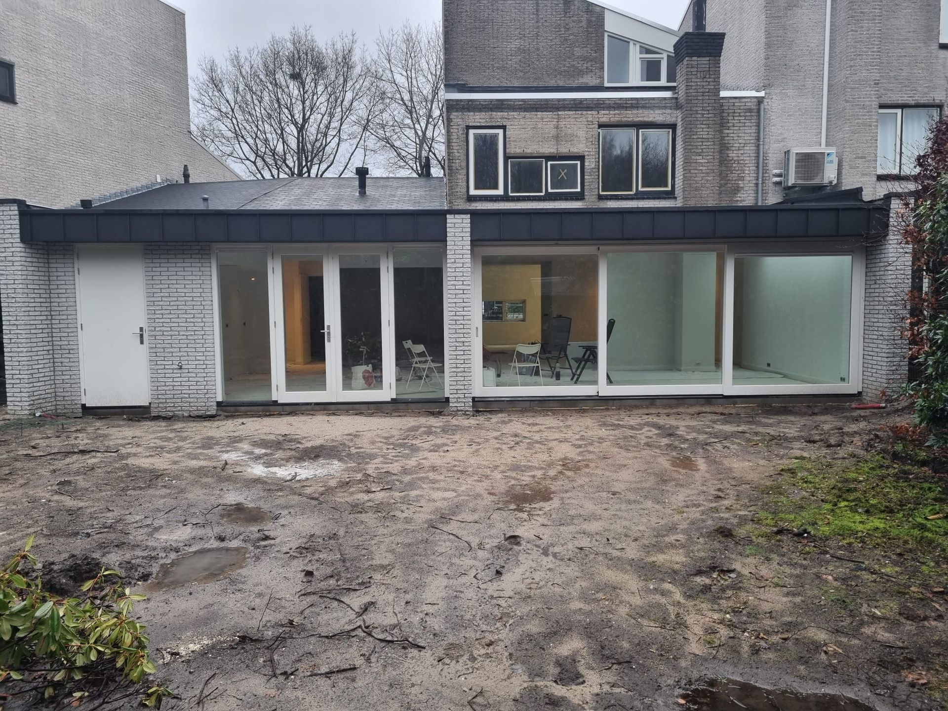 Voorgevel huis verbouwing moderne glazen schuifdeuren - tuinkamer renovatie
