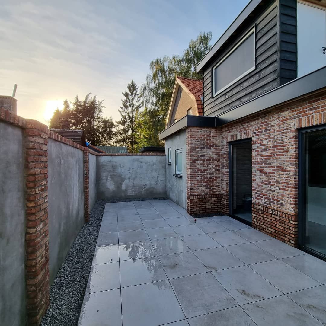 Gerenoveerde woning met uitbouw en moderne gevel 