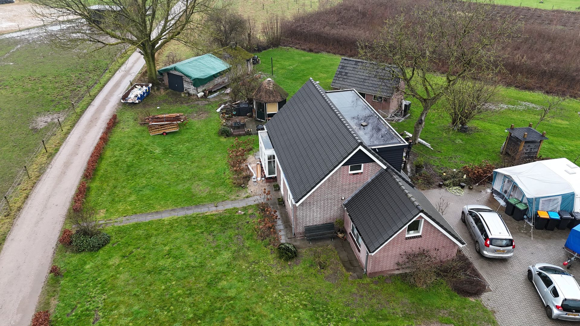 Luchtfoto gerenoveerde woningen op landelijk terrein. Woningverbouwing en dakrenovatie.