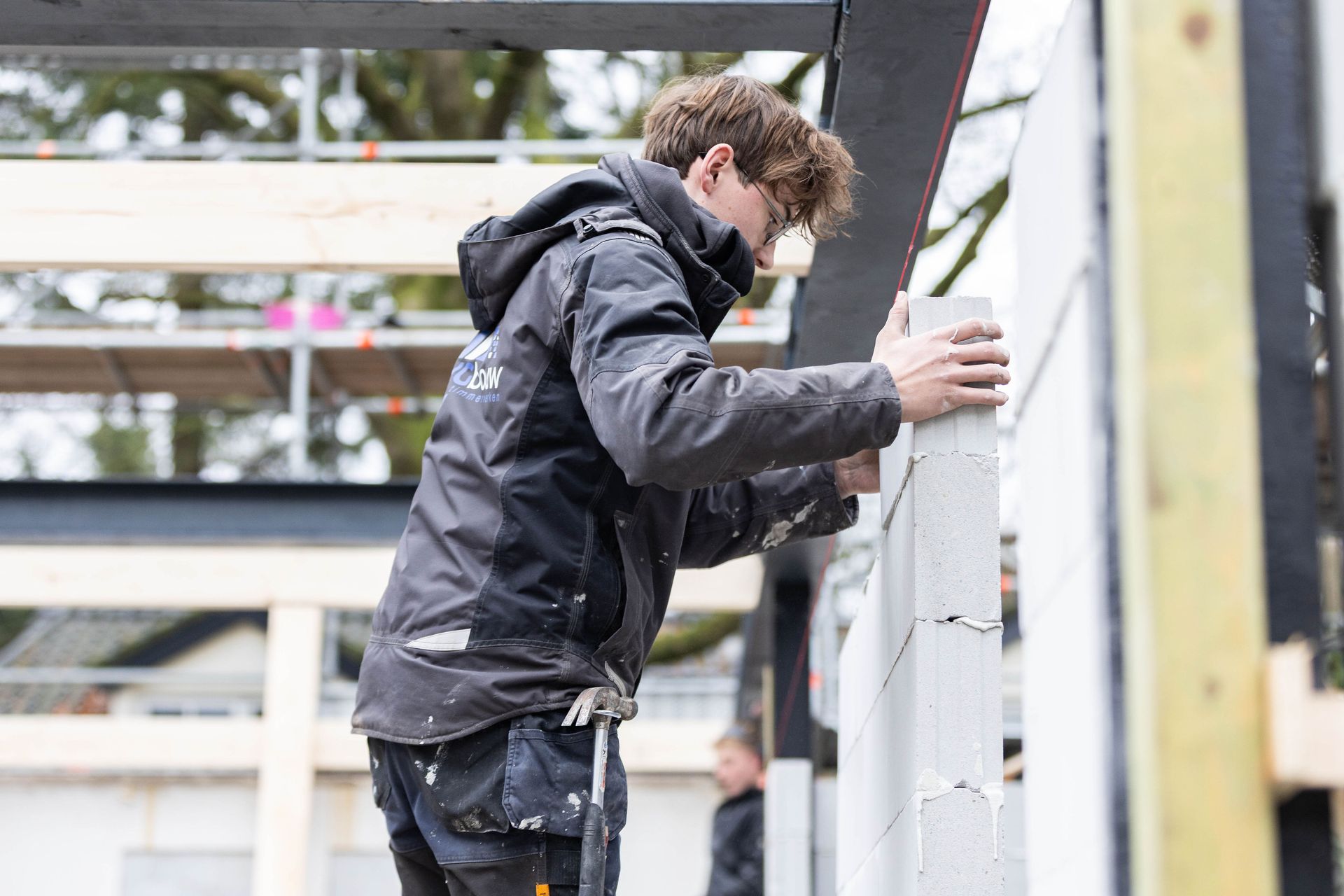 Afwerkingswerkzaamheden huisrenovatie. gipswerk en afwerking bouwplaats