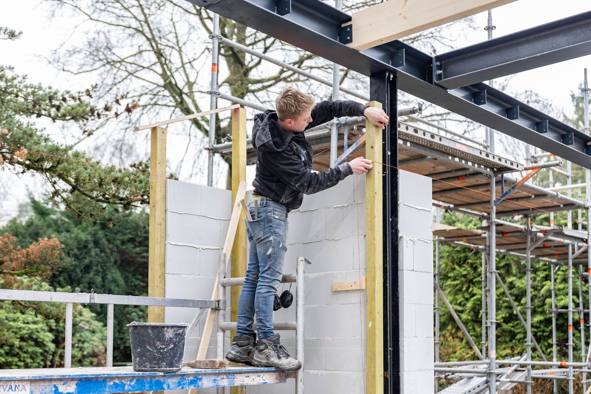 Aanbouw gipsplaten installatie. Woninggerenoveerd wand afbouwwerk