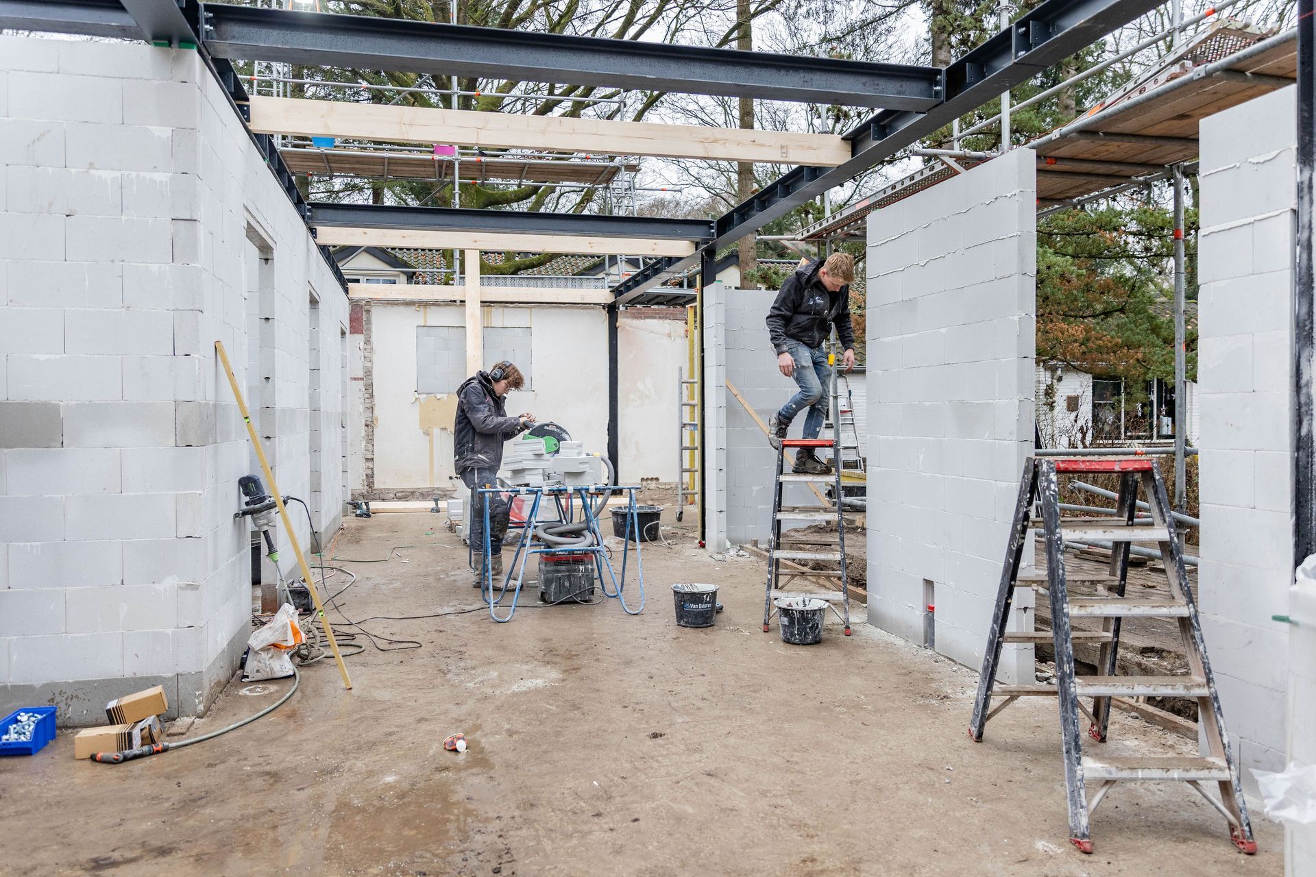 Tuinaanbouw gipsplaten muren. Woninggerenoveerd afbouwwerk in aanbouw