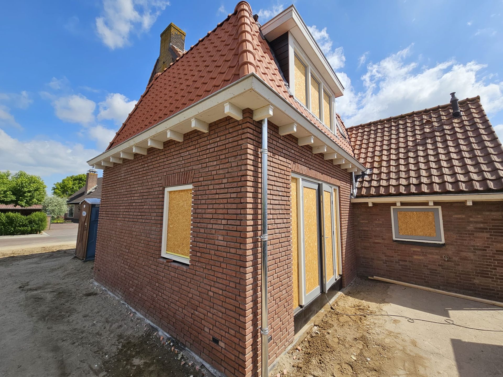 Gerenoveerde gevel met nieuwe dakkapel tijdens verbouwing 