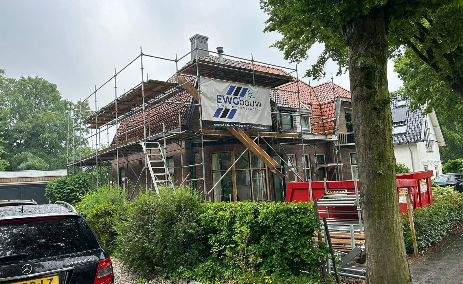 EWG Bouw bouwplaats steiger. Verbouwing bakstenen huis aannemer