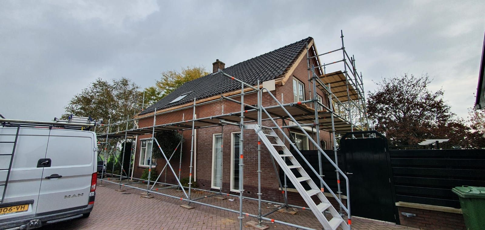 akstenen huis steiger voorgevel. Renovatie aannemer bouwplaats