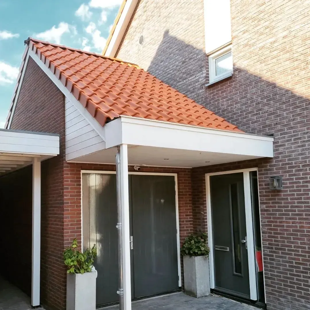 Aanbouw dakelement renovatie. Terracotta pannendak verbouwing woning.