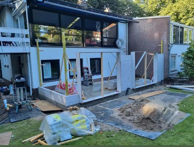 Nieuwe muren in aanbouw tijdens verbouwing van woning
