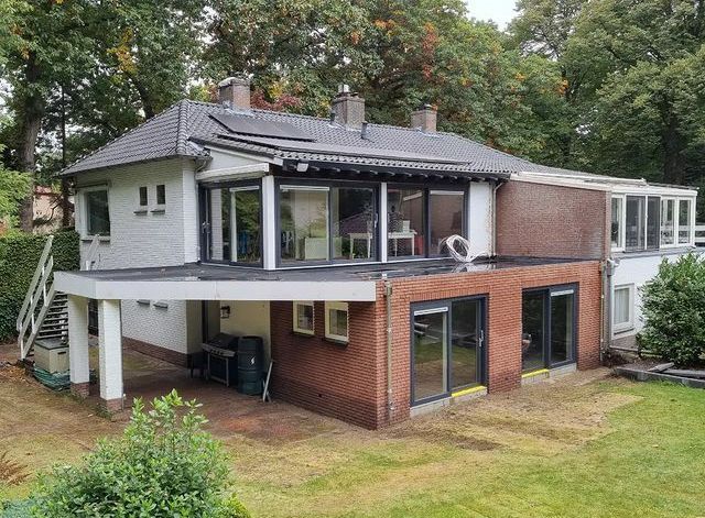 Woning na aanbouw met nieuwe glazen gevel