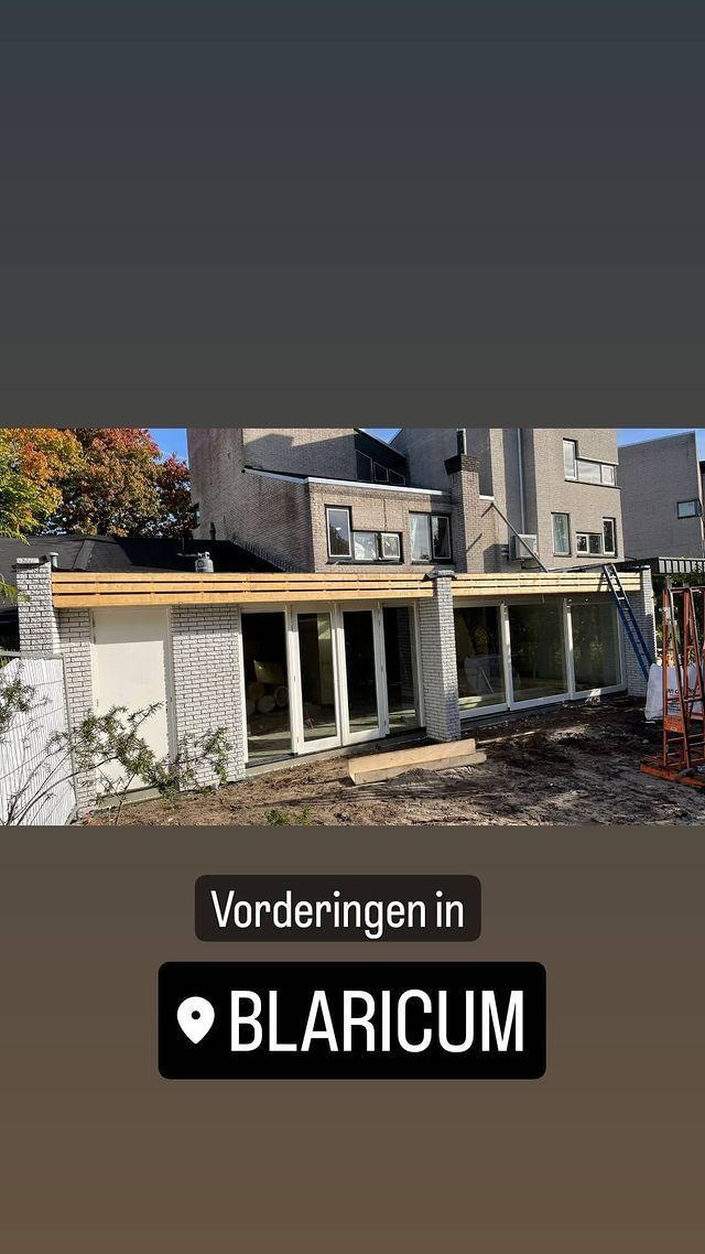 Gedeeltelijk gesloopt gebouw met puin ervoor