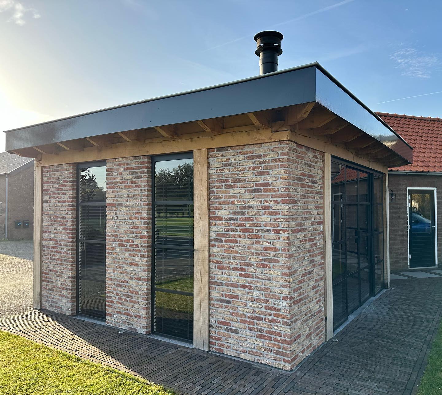 Bakstenen huis dakraam dak. Moderne aanbouw gevel renovatie. Verbouwing woning.
