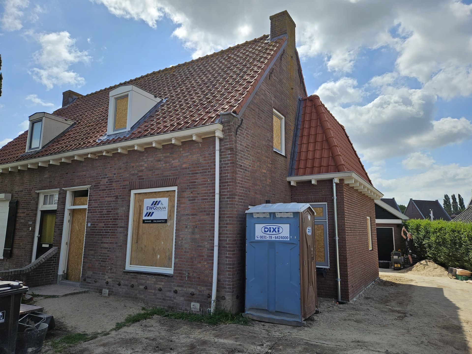 Huis renovatie houten ramen. Verbouwing in uitvoering project.