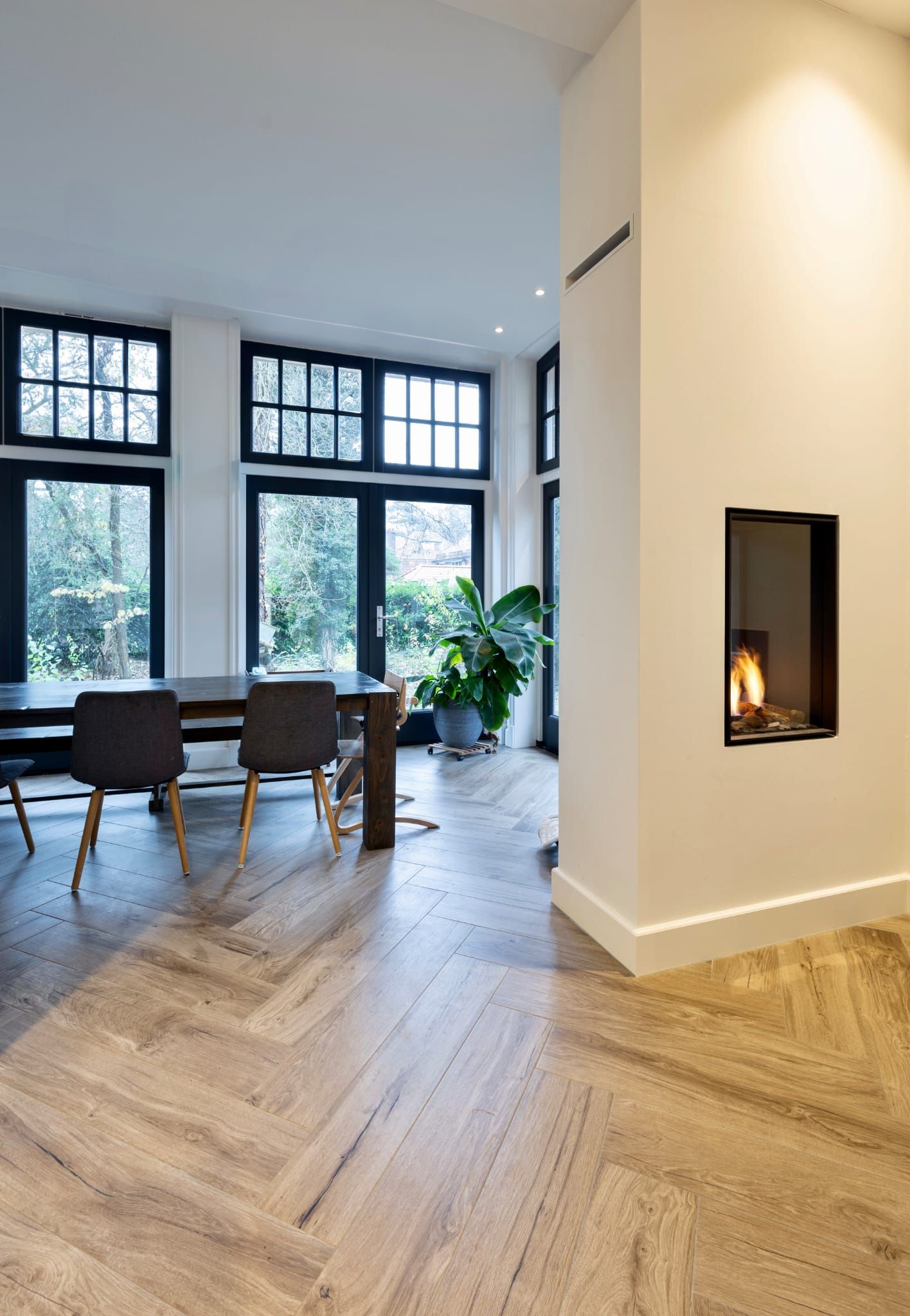 Gerenoveerde interieur grote ramen. Aannemer verbouwing woning binnenruimte raamwerk.