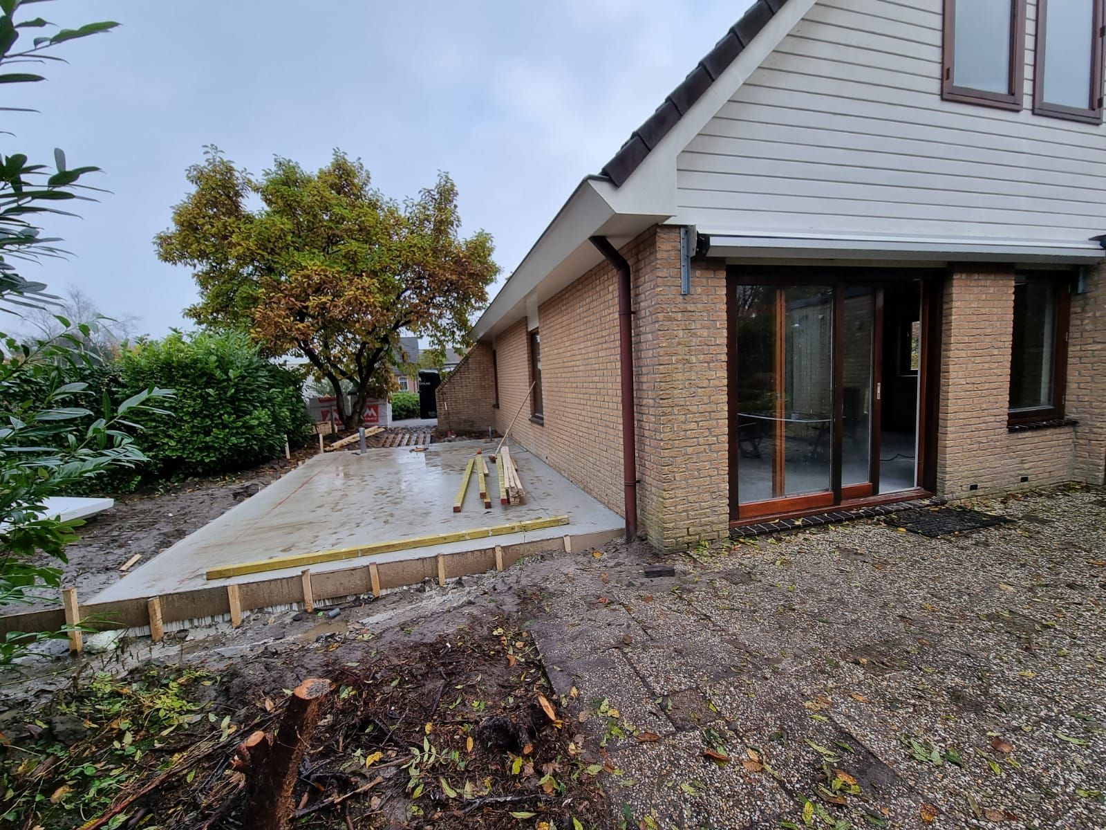 Terrasvoorbereiding fase. Witte onderconstructie en graafwerk voor terras.