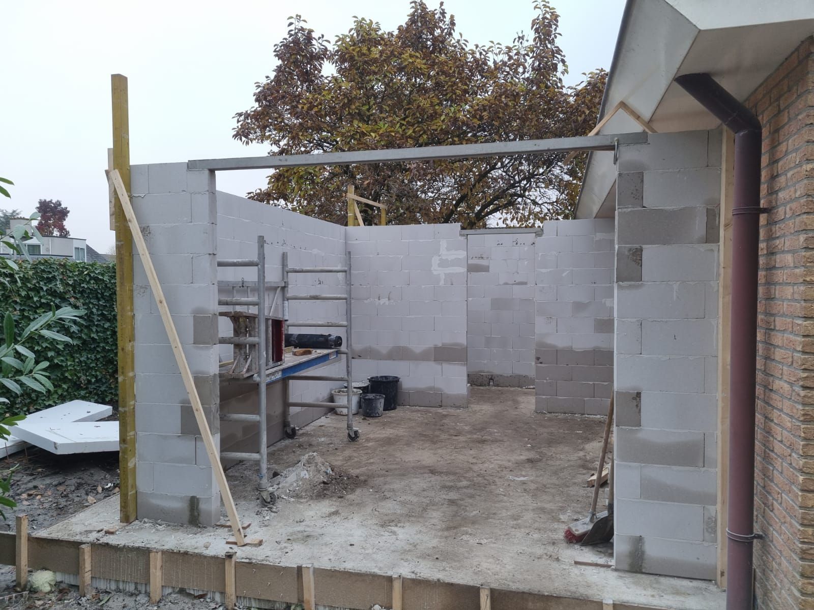 Gipsblokken uitbouw in aanbouw. Cementblokken wanden voor woonuitbreiding.