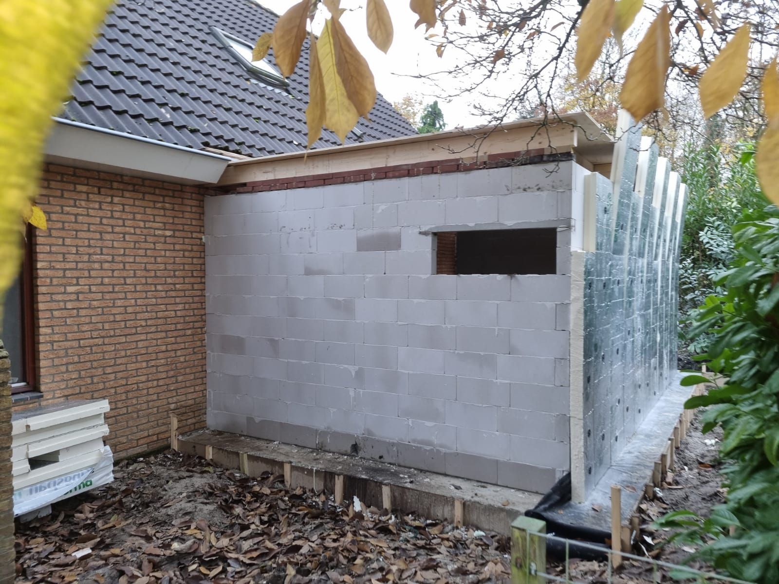 Constructie aanleg. Witte blokken wanden voor uitbreiding