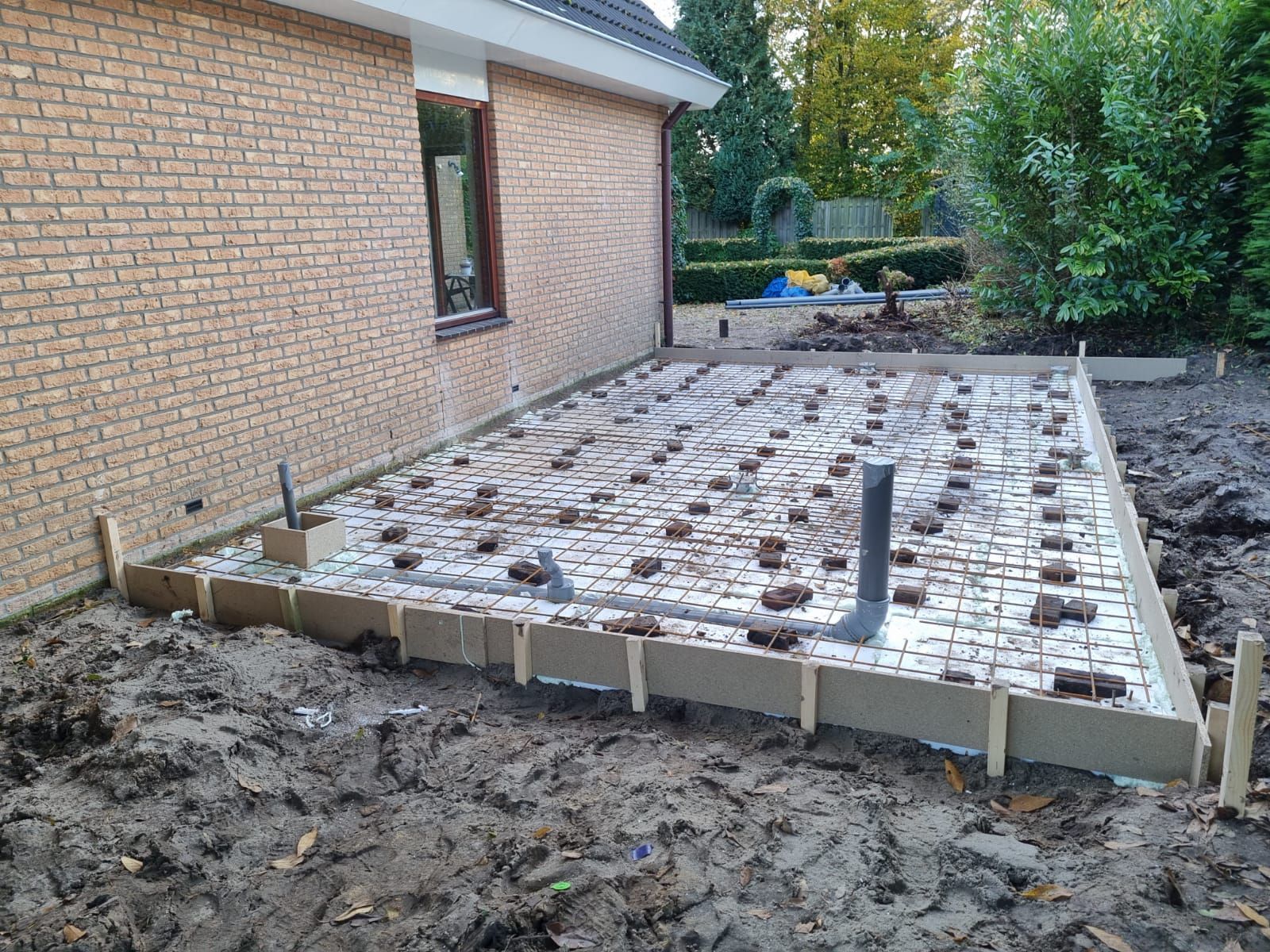Terrasafwerking in voorbereiding. Tegels en draagconstructie voor terras aanleg.