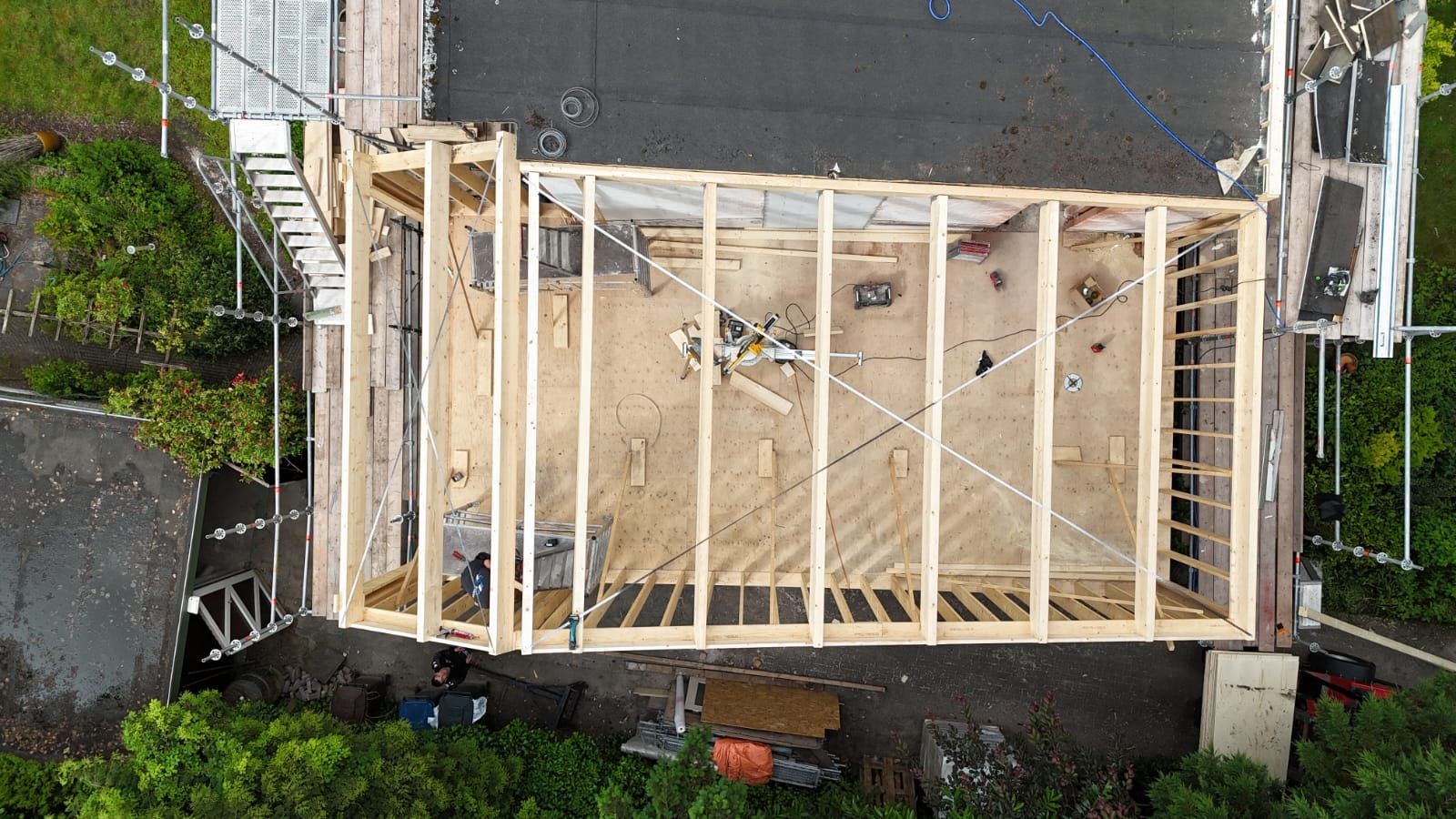 Luchtfoto houten aanbouw frame constructie. Aannemer houten bouwkunde verbouwing.