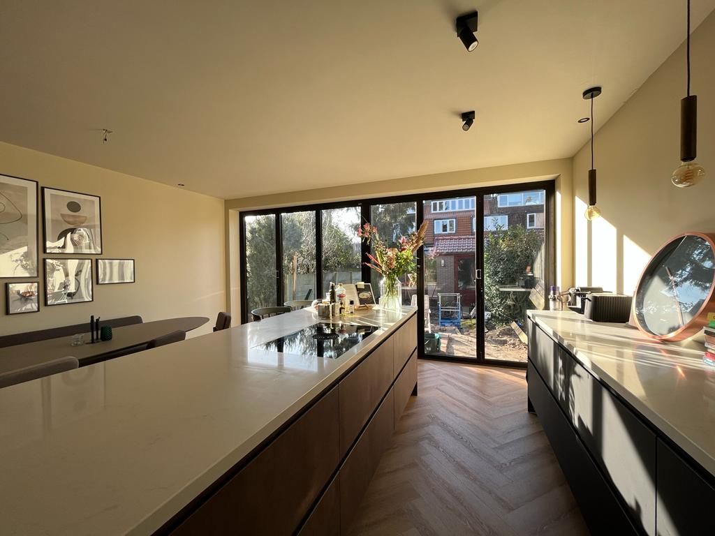 Open keuken eetkamer met schuifdeuren. Keukenrenovatie en eetkamerrenovatie