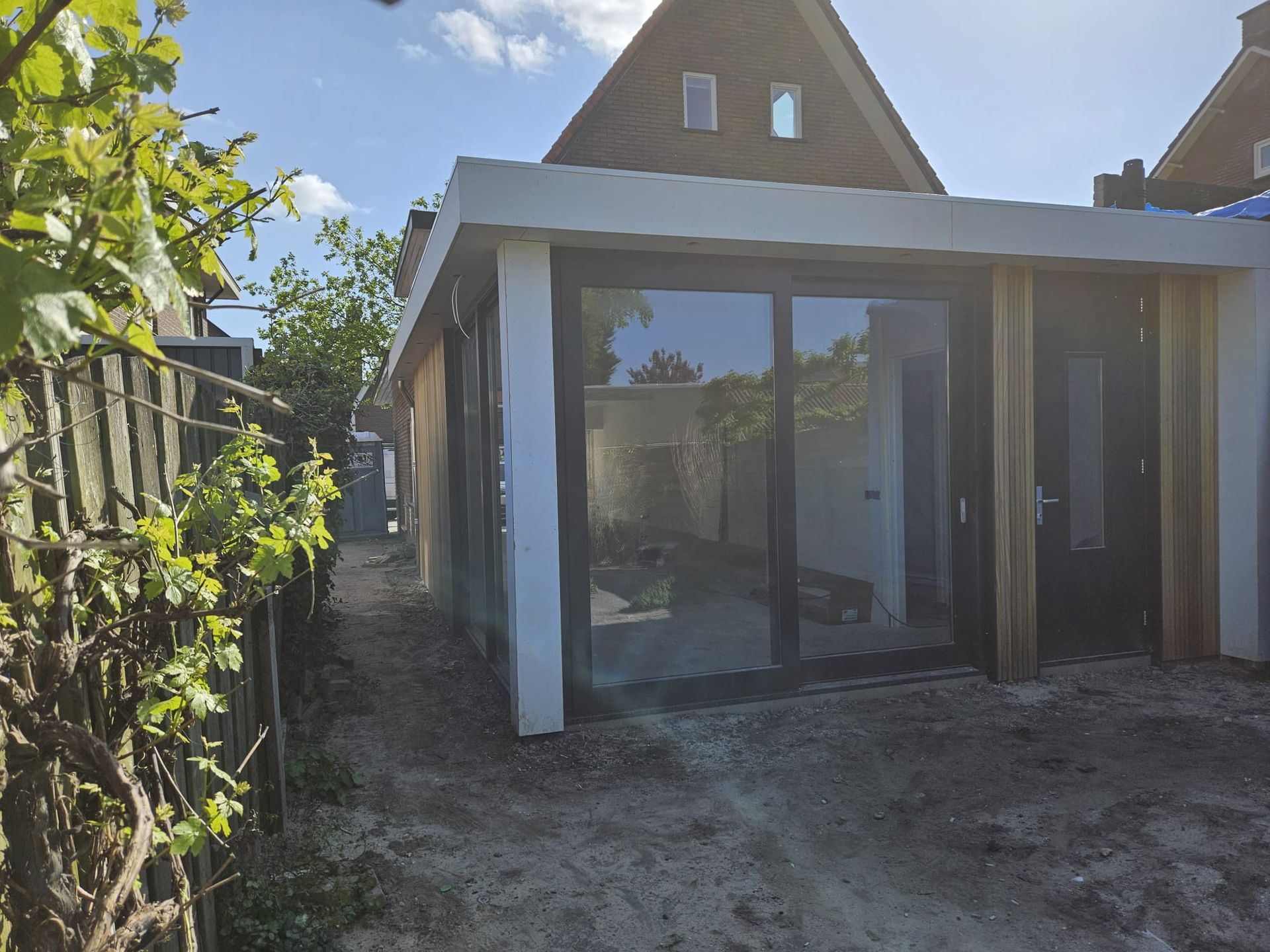 Renovatie buitengevel. Bouwdetail afwerking moderne woningontwerp.